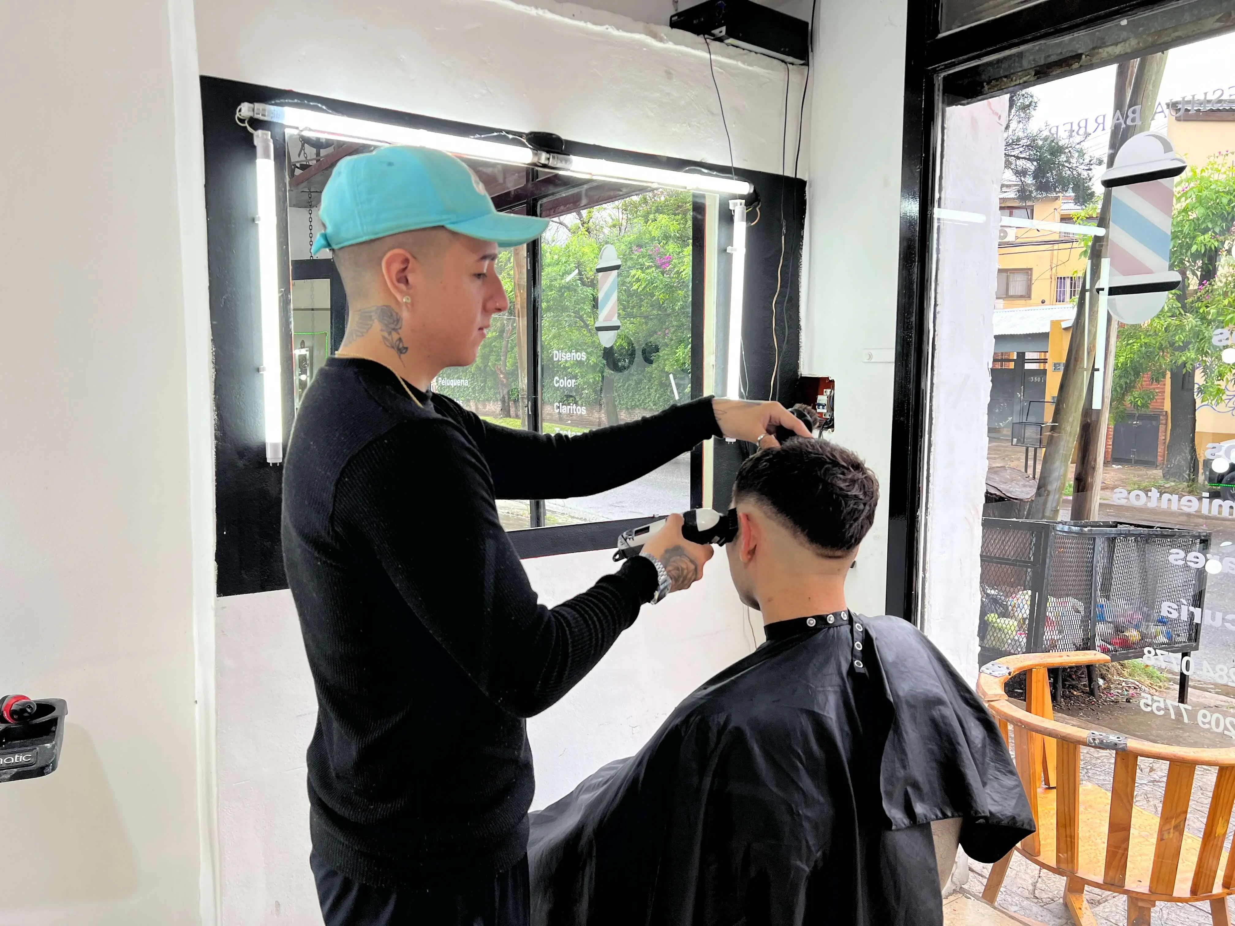 barbero cortando el pelo a cliente 3